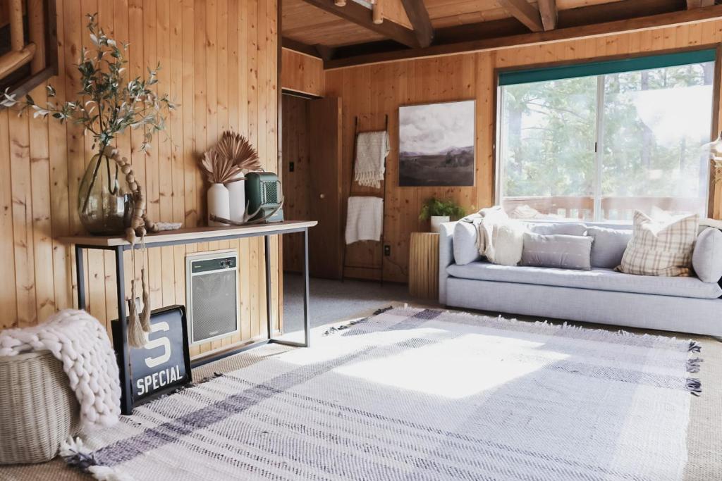 Khu vực ghế ngồi tại Cabin in the National Forest near Brian Head, Bryce Canyon and Zion