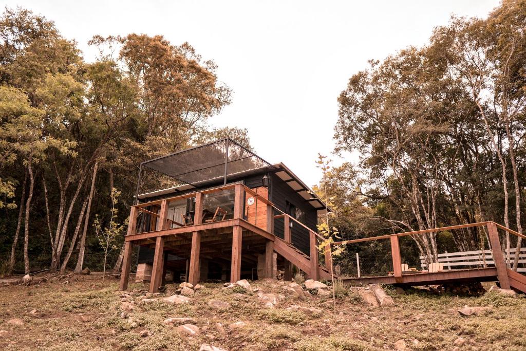 uma casa sentada no topo de uma colina em Rancho VSS Cabana da Montanha 1 em Nova Petrópolis