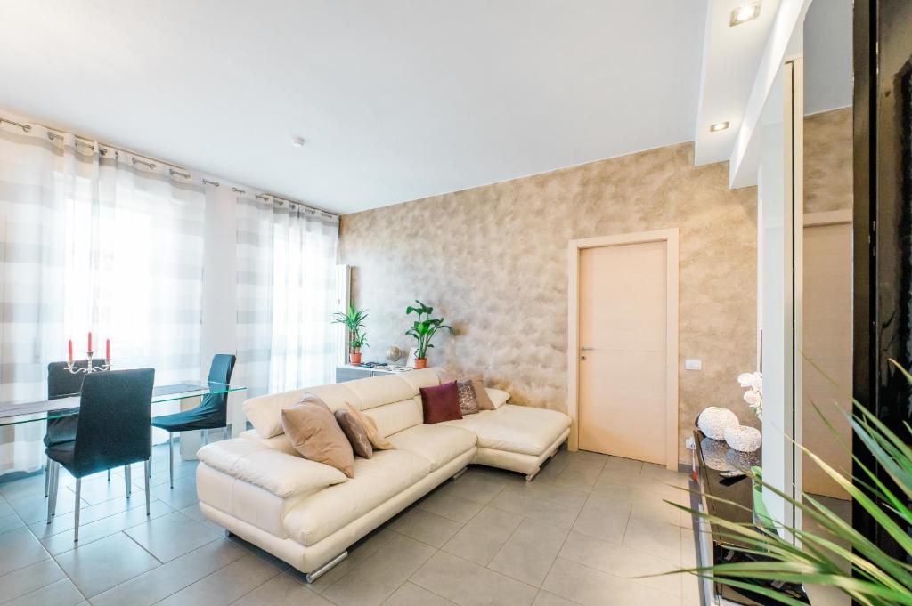 ein Wohnzimmer mit einem Sofa und einem Tisch in der Unterkunft SLEEP & FLY Bergamo Centro in Bergamo