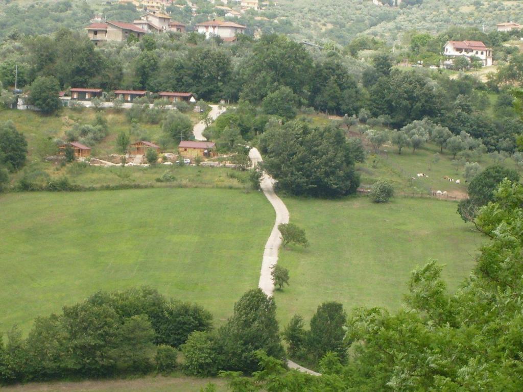 eine Luftansicht eines grünen Feldes mit einem Pfad in der Unterkunft Agriturismo Cisogna in Anagni