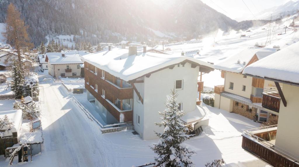 una stazione sciistica con tetti e edifici coperti da neve di Chalet Gamskar a Sankt Anton am Arlberg