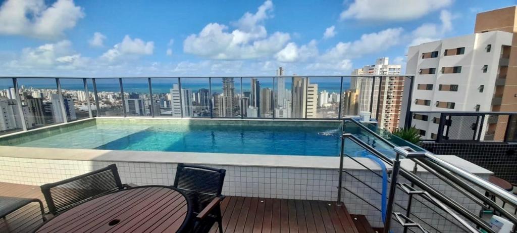 uma varanda com uma piscina no topo de um edifício em Apartamento moderno em João Pessoa