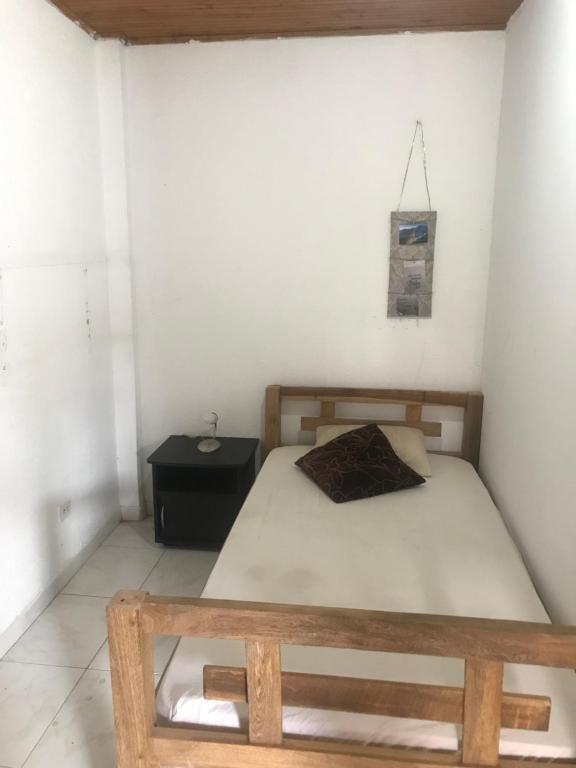 um pequeno quarto com uma cama e uma mesa em Castillo Rooms 11 em Cartagena das Índias
