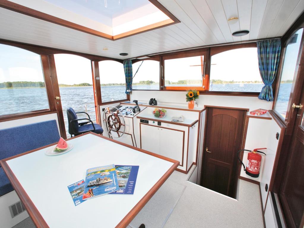 Kuhnle-Tours Hafendorf Müritz - Boat - Kormoran 1140