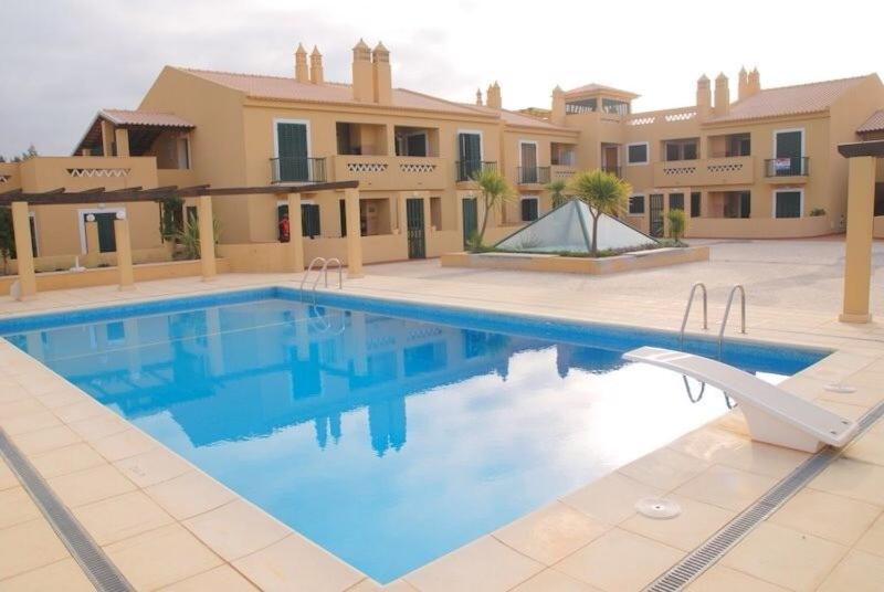 una gran piscina frente a una casa en Vila Bairos Apartment Vilamoura, en Vilamoura