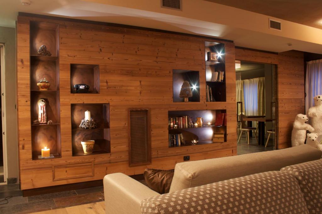 salon z drewnianą ścianą i półkami w obiekcie Hotel La Chance w mieście Pila