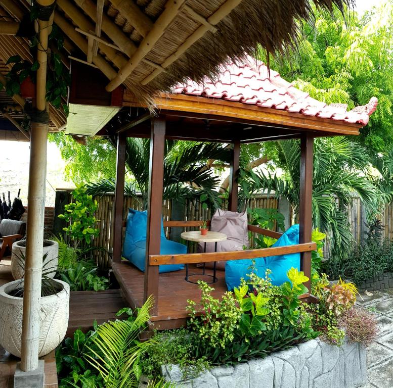Zahrada ubytování Ombak Resort at Ekas , a luxury surf and kite destination, Close to Inside Ekas beach