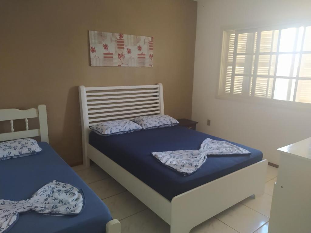 南聖洛倫索的住宿－Apto 02 São Lourenço do Sul，一间卧室设有两张床和窗户。