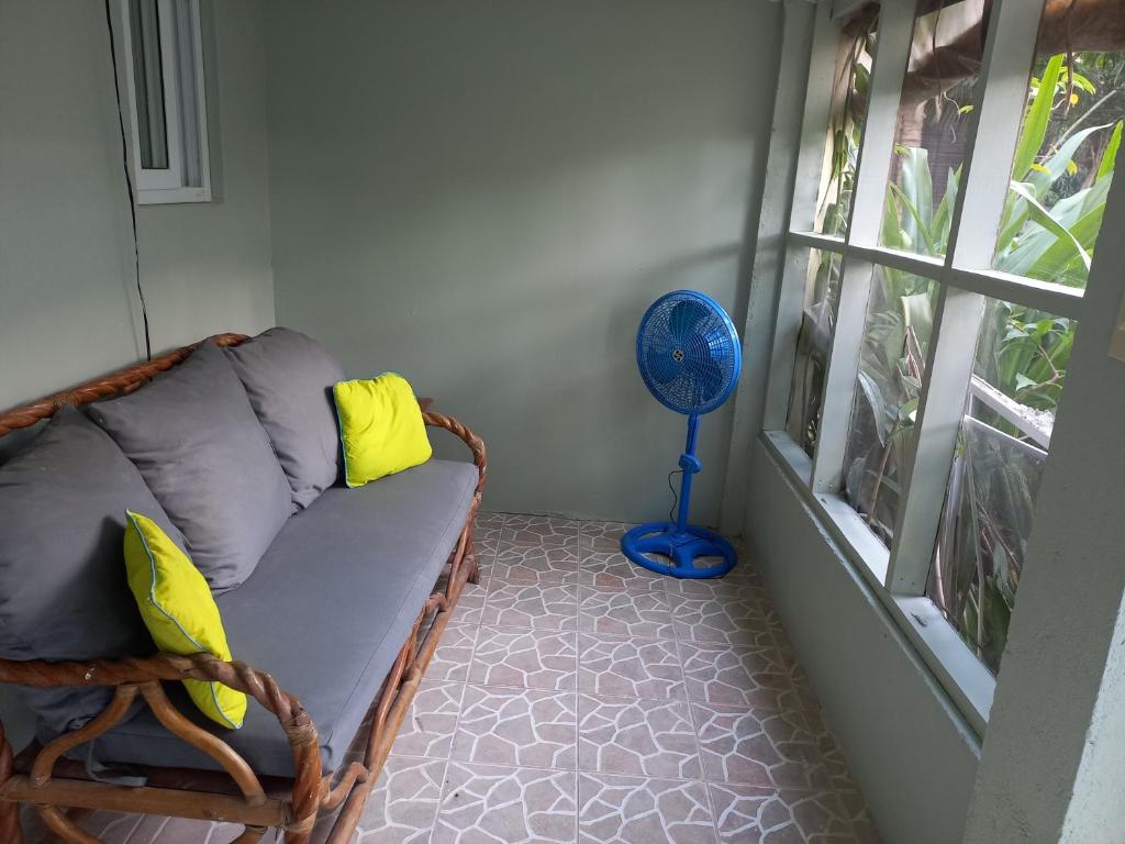 Posezení v ubytování Roatan Backpackers' Hostel