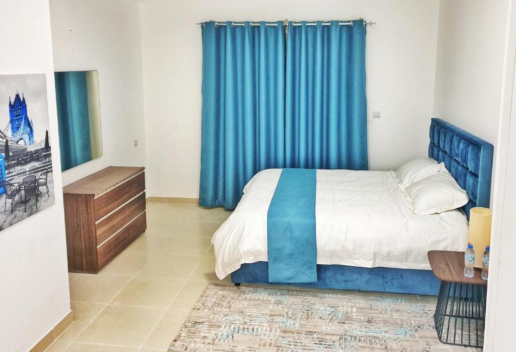 Dubai Apple Apartment tesisinde bir odada yatak veya yataklar