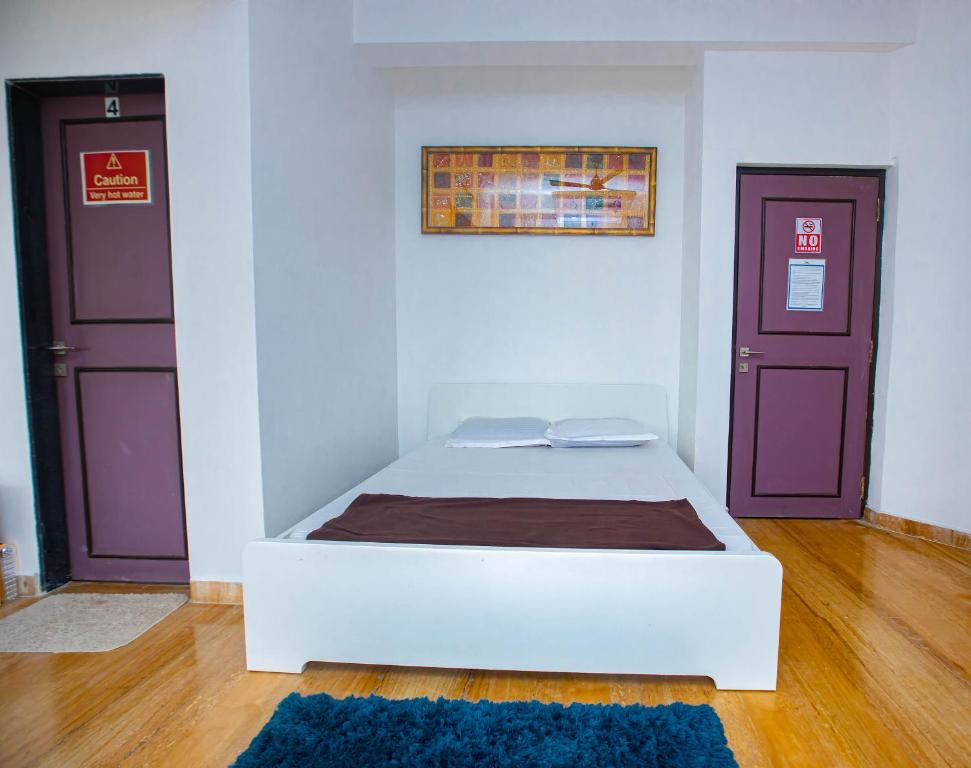 Katil atau katil-katil dalam bilik di Bendre's Holiday Home & Lawns-Karla
