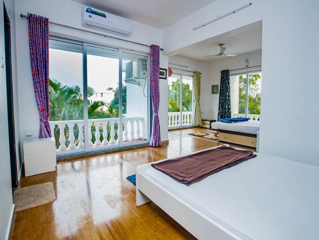 Katil atau katil-katil dalam bilik di Bendre's Holiday Home & Lawns-Karla