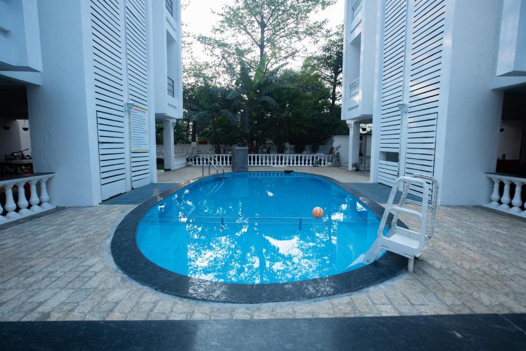 Kolam renang di atau dekat dengan Bendre's Holiday Home & Lawns-Karla