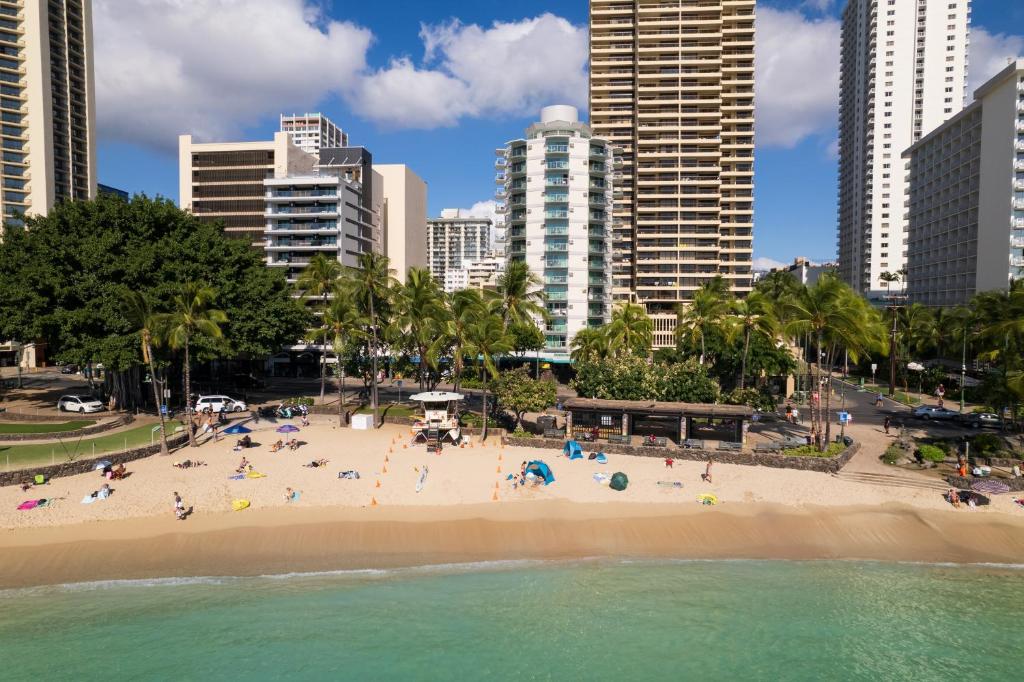 Pohľad z vtáčej perspektívy na ubytovanie Aston Waikiki Circle Hotel