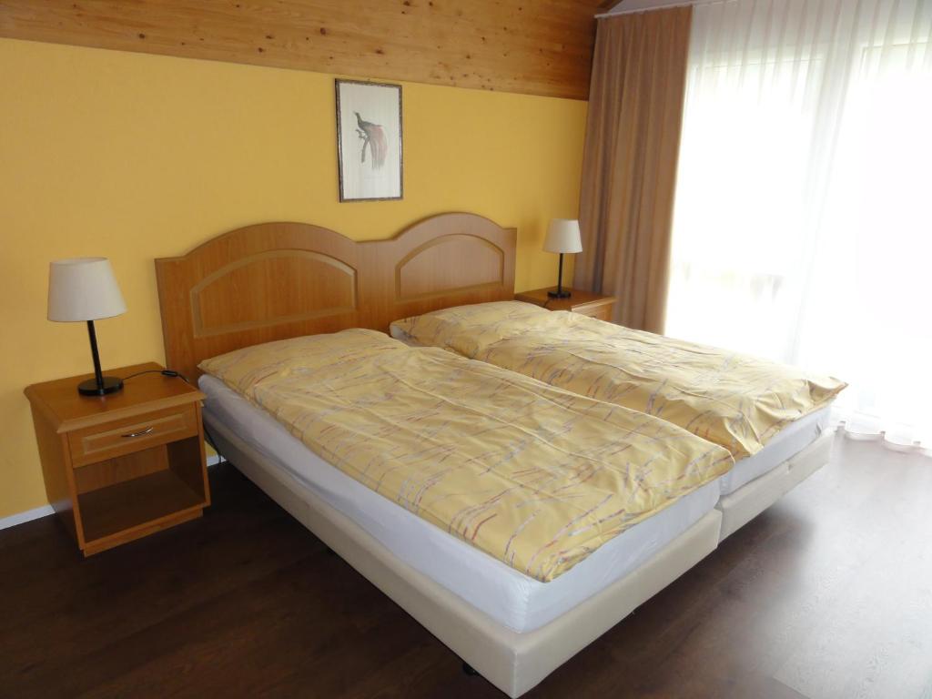 Ein Bett oder Betten in einem Zimmer der Unterkunft Welcome Hotel Täsch by Täscherhof