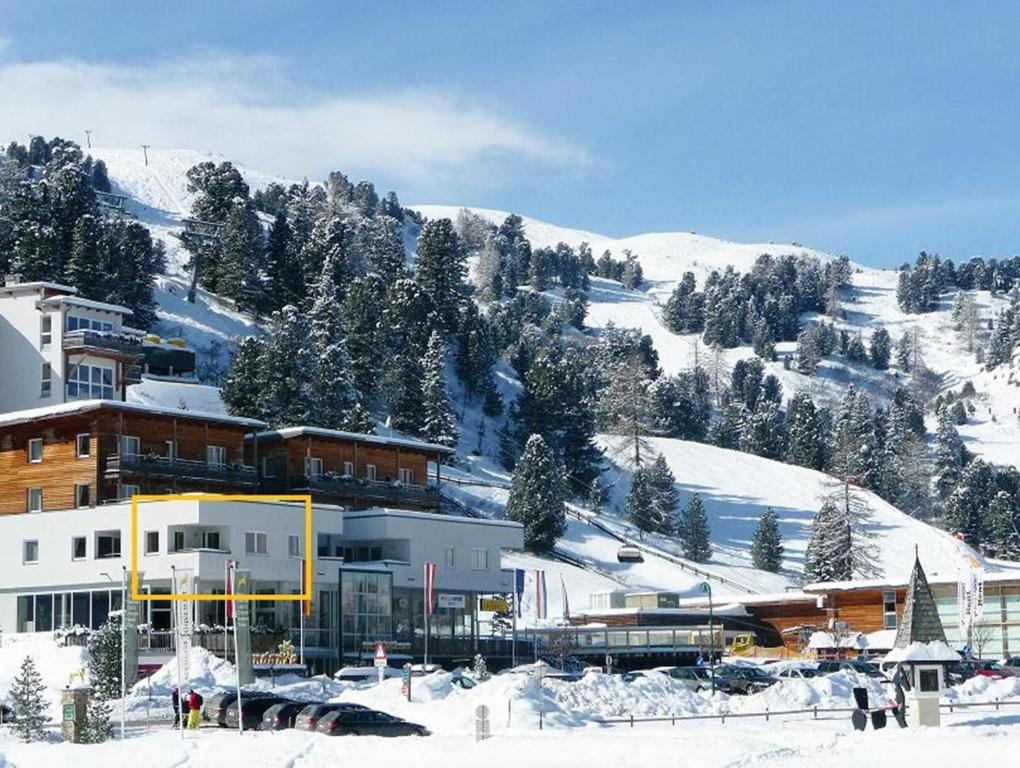 a ski resort in the snow with a mountain at Haus Andreas - Ferienwohnungen in Turracher Hohe