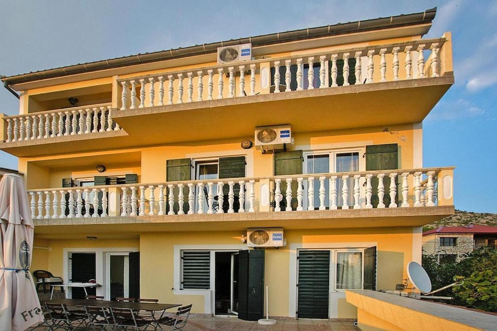 Balkon lub taras w obiekcie Villa in Starigrad near Paklenica National Park