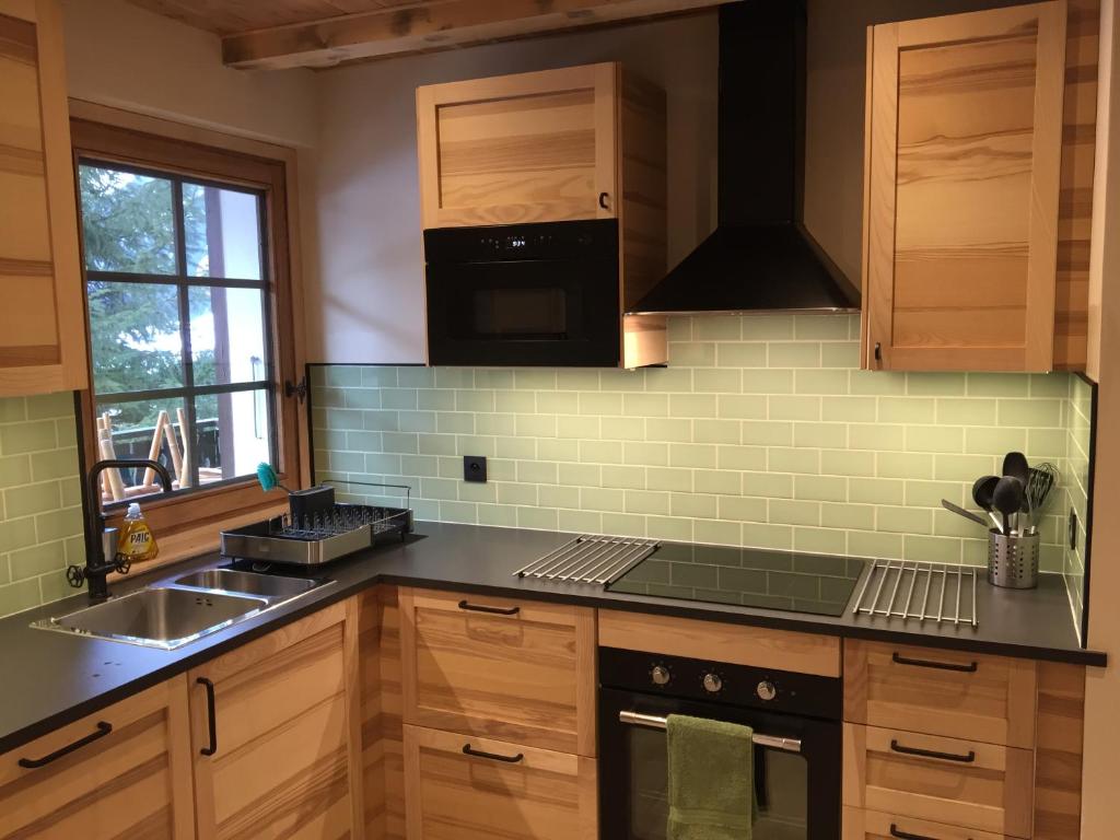 Kuchyň nebo kuchyňský kout v ubytování Chalet Les Erines