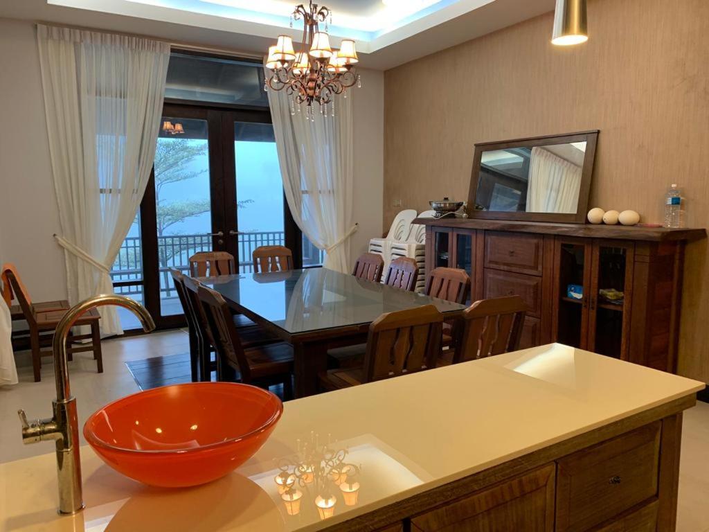 eine Küche und ein Esszimmer mit einem Tisch und Stühlen in der Unterkunft CA Homestay Borneo Highland in Kampong Teng