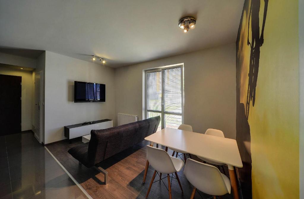 TV a/nebo společenská místnost v ubytování Stonowane i Eleganckie Apartamenty Sun Seasons 24 w Świeradowie Zdroju by Noclegi Renters