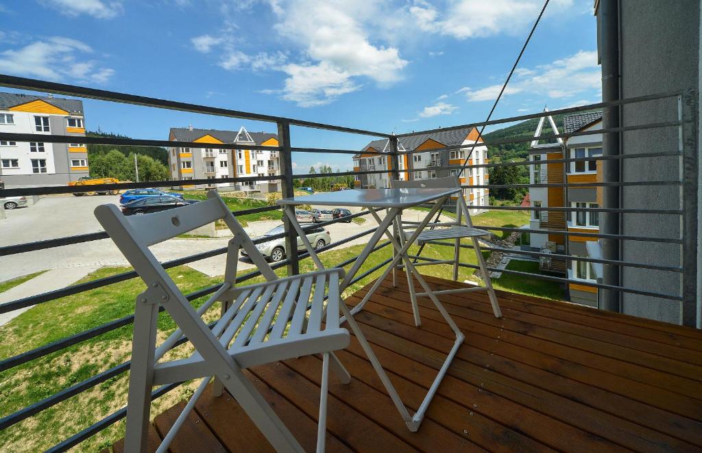 Balkón nebo terasa v ubytování Stonowane i Eleganckie Apartamenty Sun Seasons 24 w Świeradowie Zdroju by Noclegi Renters