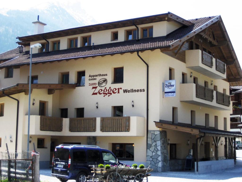 un edificio con un camion parcheggiato di fronte di Appartementhaus zum Zegger a Neustift im Stubaital