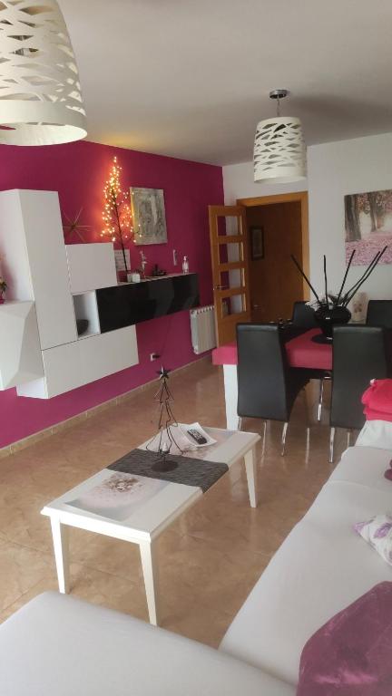 een woonkamer met een bank en een tafel bij Apartamento LAUMA in Benalúa de Guadix