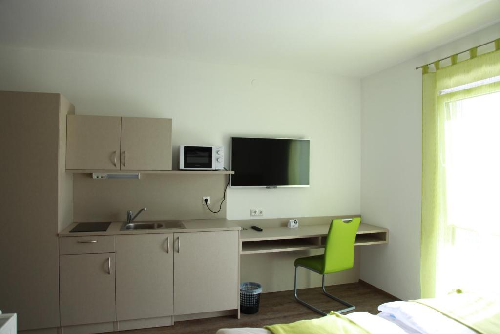 TV a/nebo společenská místnost v ubytování Smart Motel