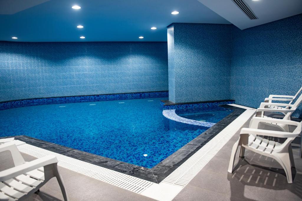 Bazén v ubytování ROZANA HOTEL nebo v jeho okolí