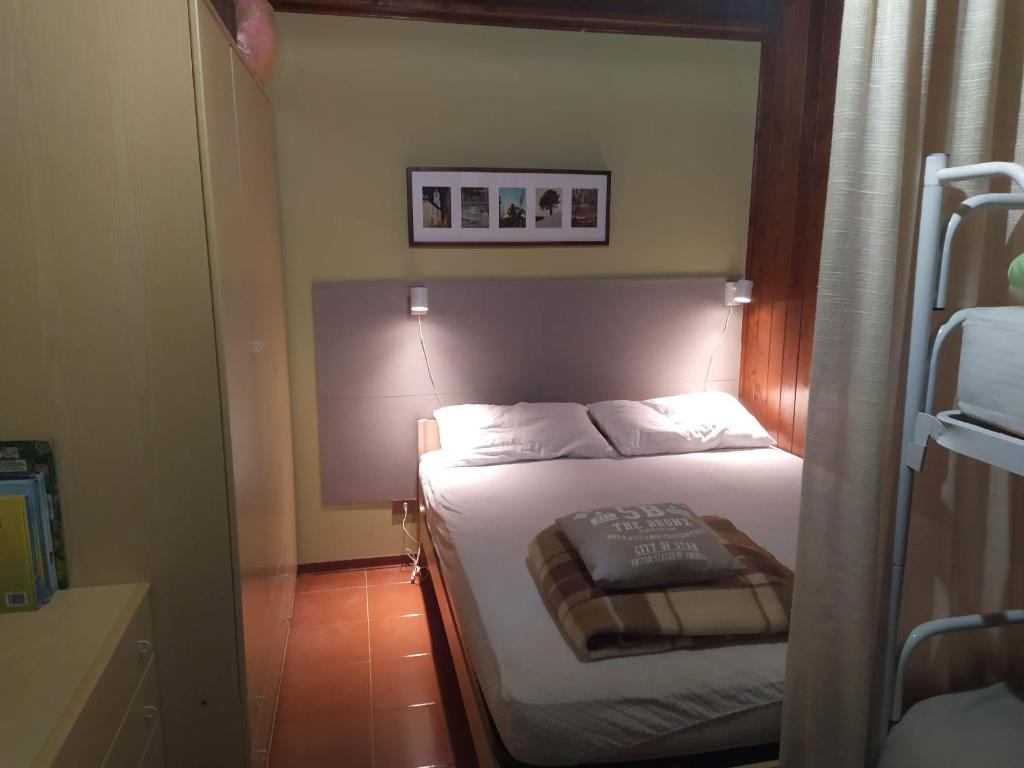 מיטה או מיטות בחדר ב-Casa Gabriele con fantastica cabina doccia idromassaggio
