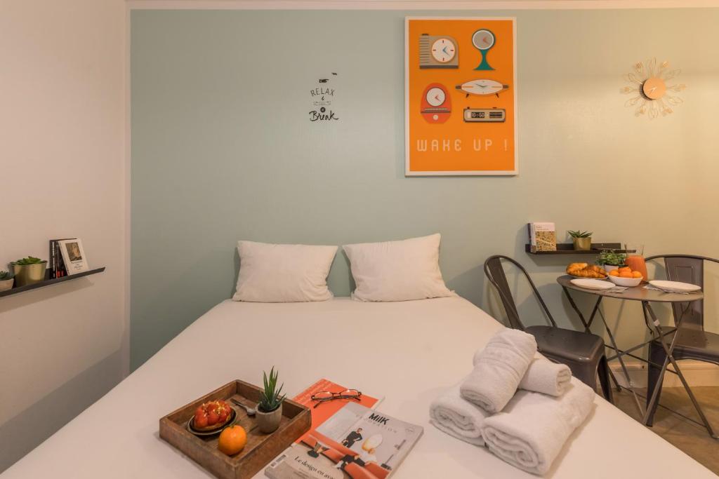 een kamer met een bed en een tafel met een fruitschaal bij Apartments WS Montmartre - Sacré Coeur in Parijs