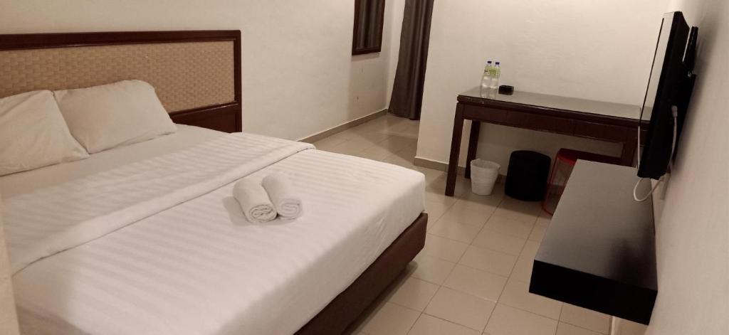 Postel nebo postele na pokoji v ubytování T Hotel Anggerik