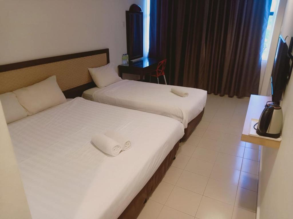 Postel nebo postele na pokoji v ubytování T Hotel Anggerik