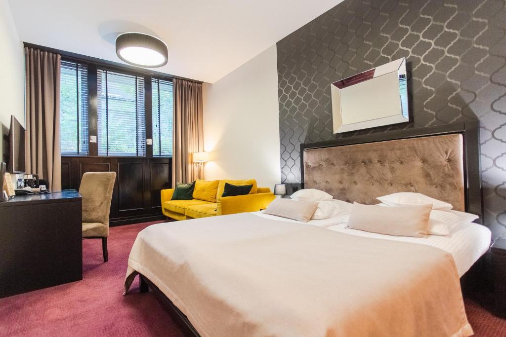 Posteľ alebo postele v izbe v ubytovaní Hotel Szara Willa