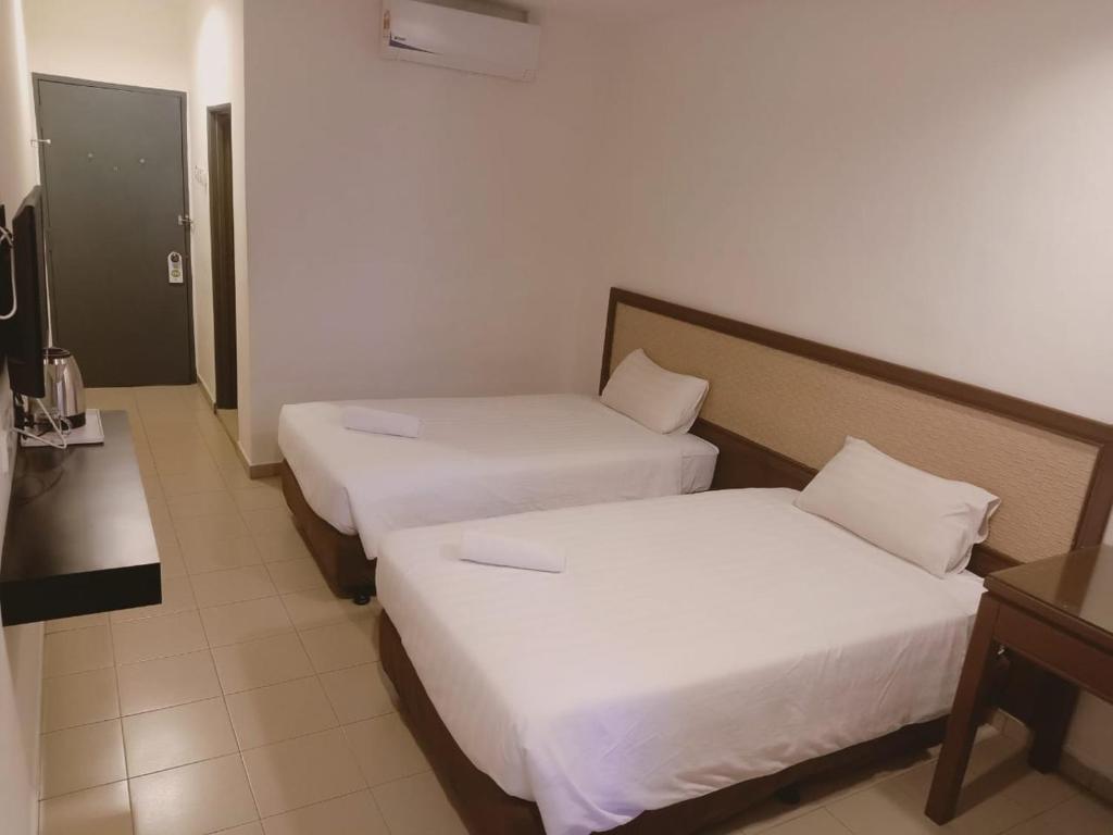 Postel nebo postele na pokoji v ubytování T Hotel Anggerik
