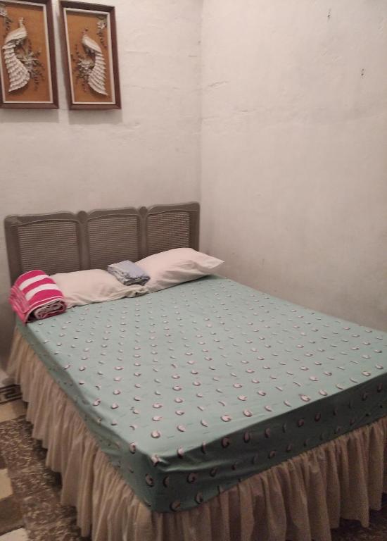 a bed in a room with a green mattress at La casa de Jessica in Santo Domingo