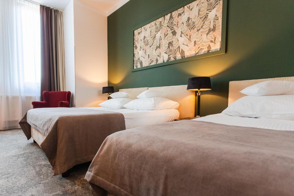 Posteľ alebo postele v izbe v ubytovaní Hotel Szara Willa