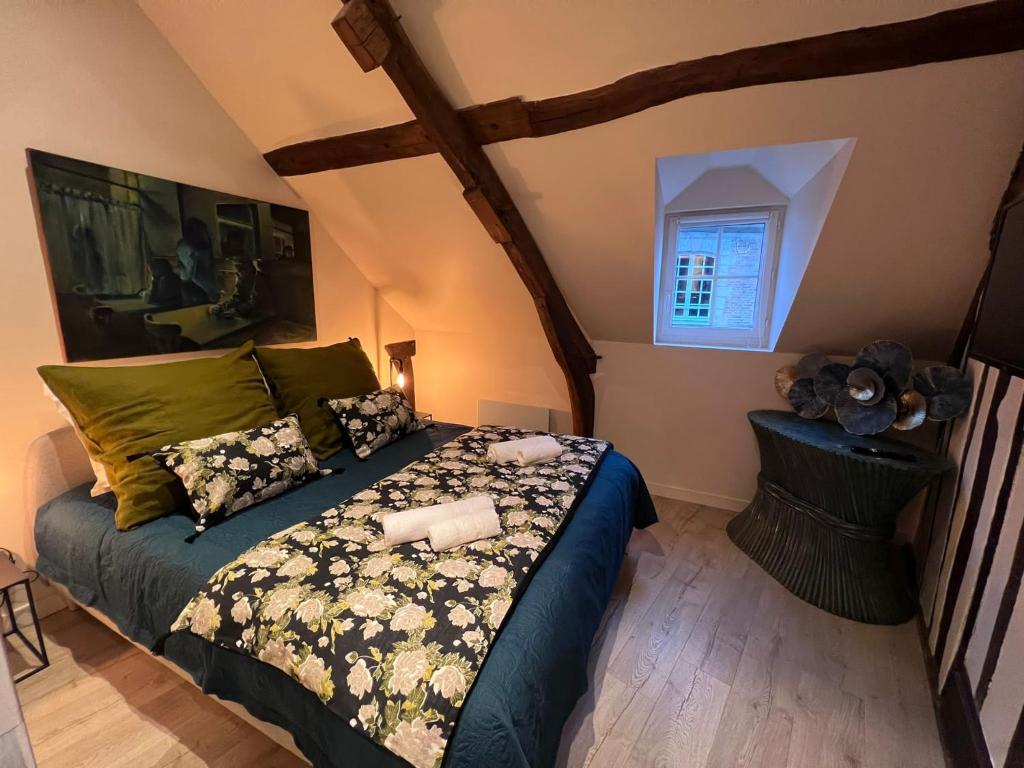 Postel nebo postele na pokoji v ubytování Les Maisons d'Augustine, demeure de charme de la cour Ste Catherine