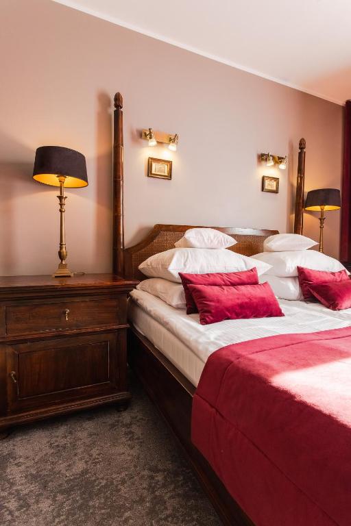 Posteľ alebo postele v izbe v ubytovaní Hotel Szara Willa
