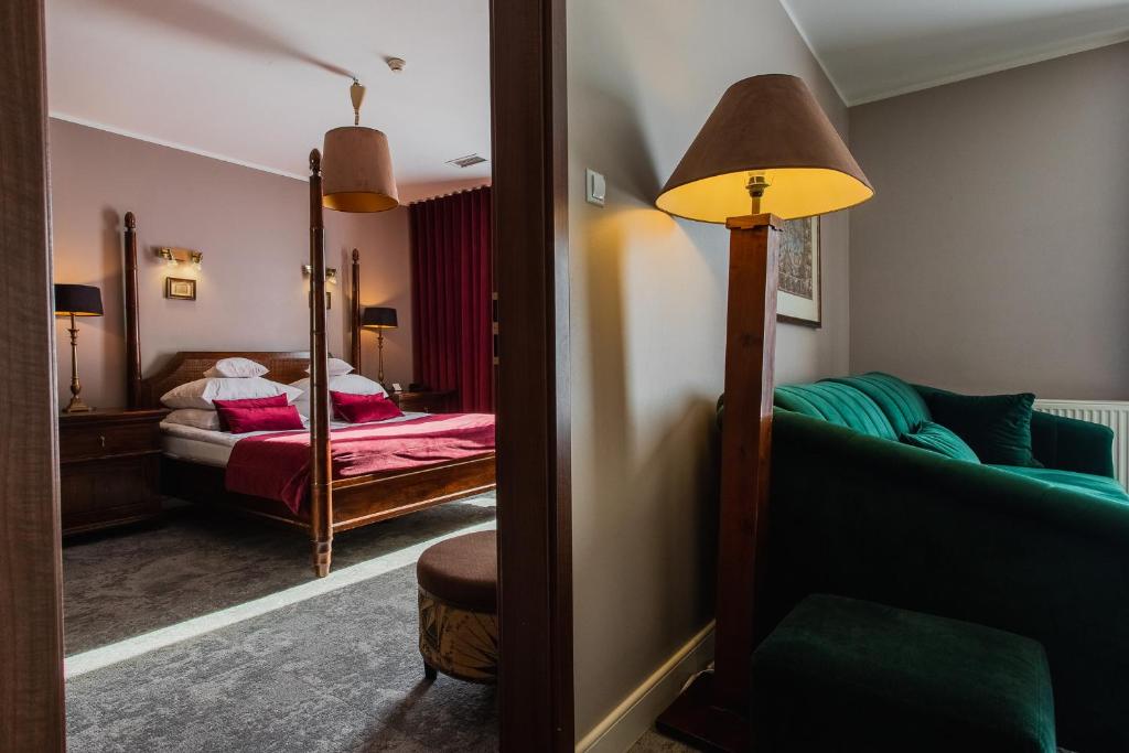 Posteľ alebo postele v izbe v ubytovaní Hotel Szara Willa