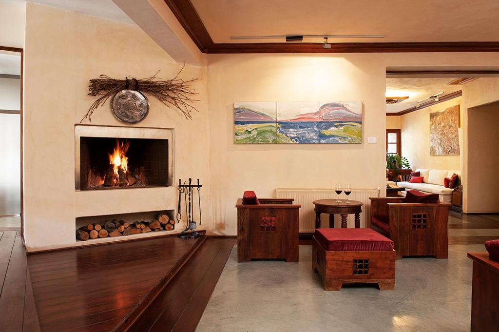 Katogi Averoff Hotel & Winery tesisinde bir oturma alanı