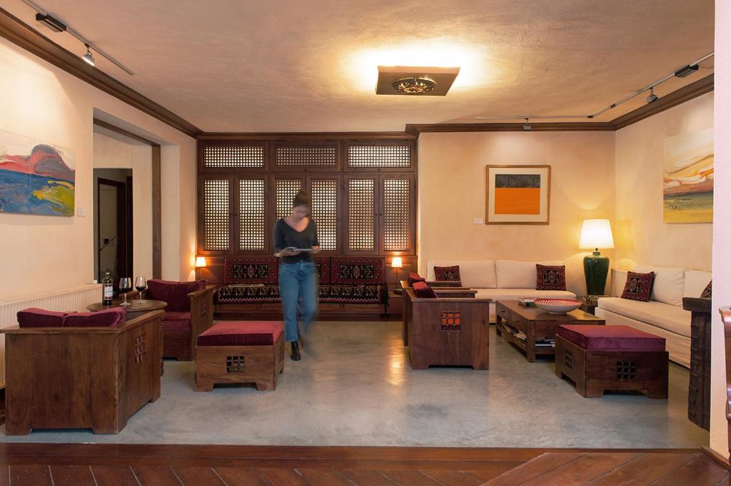 Katogi Averoff Hotel & Winery tesisinde bir oturma alanı