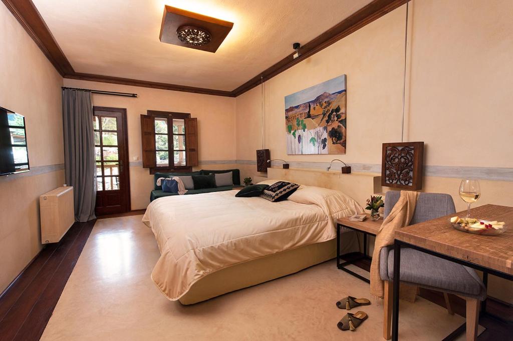 Katogi Averoff Hotel & Winery tesisinde bir odada yatak veya yataklar