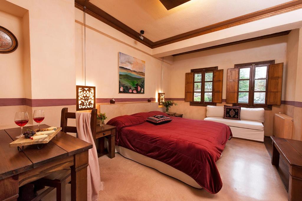 Ένα ή περισσότερα κρεβάτια σε δωμάτιο στο Katogi Averoff Hotel & Winery
