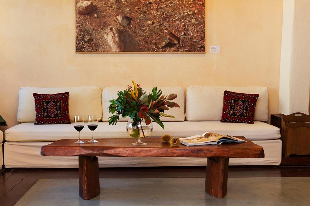 Katogi Averoff Hotel & Winery tesisinde bir oturma alanı