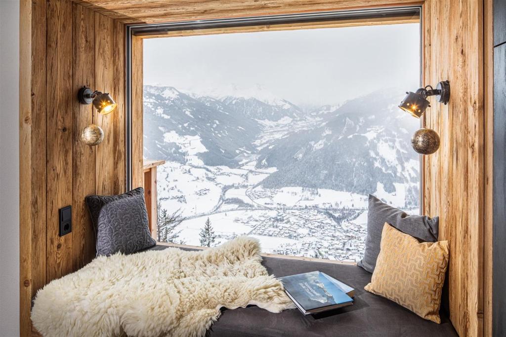 1 dormitorio con ventana grande con vistas a la montaña en Bergsuite Pfaffenebner en Matrei in Osttirol