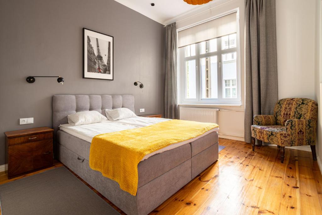 Säng eller sängar i ett rum på Victus Apartamenty, Apartament Grand