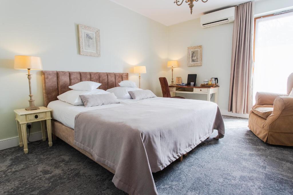Posteľ alebo postele v izbe v ubytovaní Hotel Szara Willa