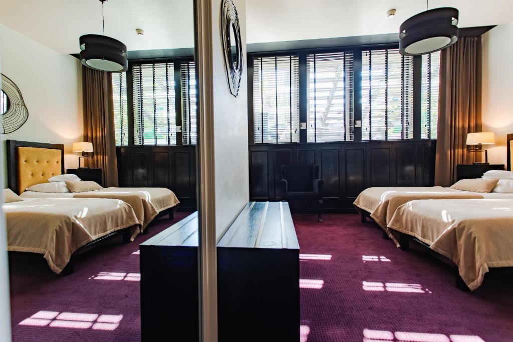 Posteľ alebo postele v izbe v ubytovaní Hotel Szara Willa