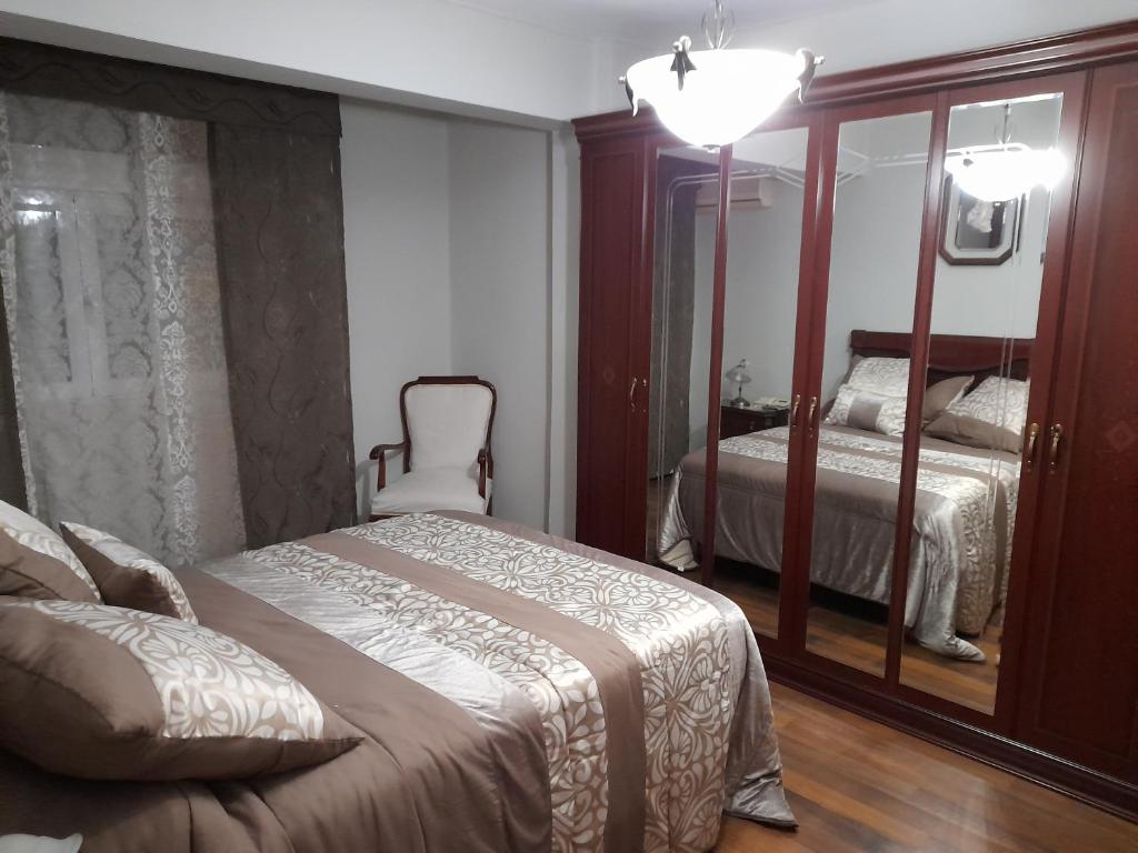 a bedroom with a bed and a mirror at PISO RONDA in Granada